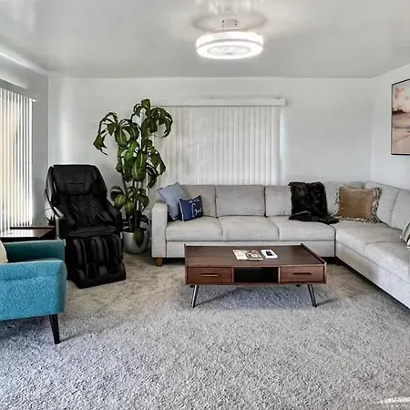Quaint Mid-Century Cottage By The Coast